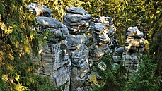 Skalní město na Ostaši je tvořeno pískovci, které vznikly v druhohorách. Skalní město na Ostaši je tvořeno pískovci, které vznikly v druhohorách.