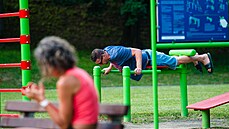 Jedno z mnoha hřišť se cvičebními prvky ve Zlíně se nachází u Januštice. Jedno z mnoha hřišť se cvičebními prvky ve Zlíně se nachází u Januštice.