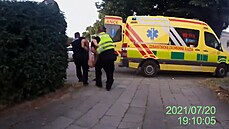 Žena demolovala byt a vyhazovala věci z okna Žena demolovala byt a vyhazovala věci z okna