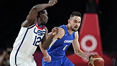 Tomáš Satoranský bráněný Jrue Holidayem. Tomáš Satoranský bráněný Jrue Holidayem.