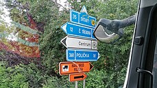 Dopravní značení v Litomyšli řidiče nákladních aut upozorňuje, že mají sjet do... Dopravní značení v Litomyšli řidiče nákladních aut upozorňuje, že mají sjet do...