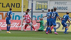 Olomoucký brankář Matúš Macík inkasuje gól od pardubického Tomla v ligovém... Olomoucký brankář Matúš Macík inkasuje gól od pardubického Tomla v ligovém...