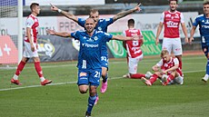 Olomoucký veterán Michal Vepřek se raduje ze vstřelení gólu, za ním jeho... Olomoucký veterán Michal Vepřek se raduje ze vstřelení gólu, za ním jeho...
