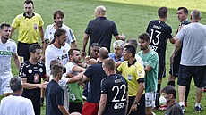 Horké chvíle a hromadná potyčka v závěru ligového utkání v Karviné, kde... Horké chvíle a hromadná potyčka v závěru ligového utkání v Karviné, kde...
