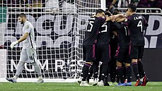Mexičtí fotbalisté slaví gól v semifinále Zlatého poháru proti Kanadě. Mexičtí fotbalisté slaví gól v semifinále Zlatého poháru proti Kanadě.