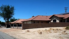 Přízemní domy v California City mají střechy z keramických tašek. Přízemní domy v California City mají střechy z keramických tašek.