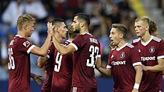 Fotbalisté Sparty se radují ze čtvrtého gólu. Fotbalisté Sparty se radují ze čtvrtého gólu.