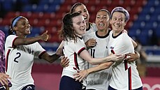 Americké fotbalistky oslavují vítězství nad Nizozemkami v penaltovém rozstřelu... Americké fotbalistky oslavují vítězství nad Nizozemkami v penaltovém rozstřelu...