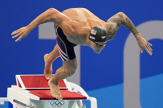 Americkı plavec Caeleb Dressel při startu závodu na 50 metrů kraul.