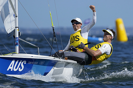 Australtí jachtai Will Ryan a Mathew Belcher oslavují olympijský triumf.
