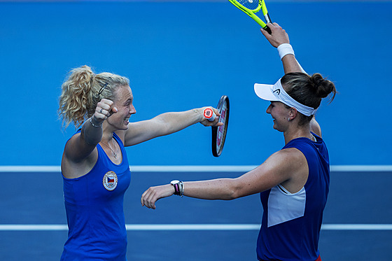 Tenistky Krejíková a Siniaková v objetí po vítzství v Tokiu (1. srpna 2021)
