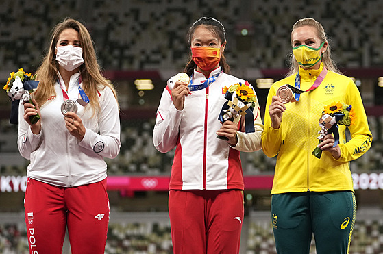 Maria Andrejczyková (vlevo) na olympijských hrách v Tokiu