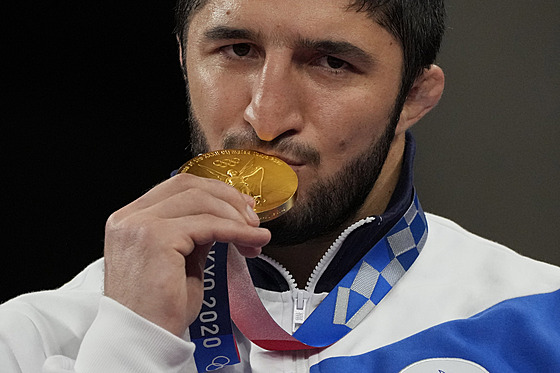 Abdulraid Sadulajev se zlatou medailí na olympiád v Tokiu.