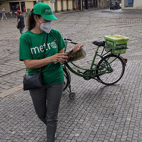 Kolportéi rozdávají deník Metro v ulicích.