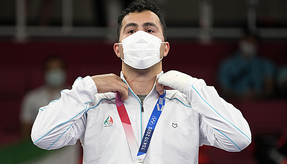 Íránský karatista Sadád Ganadáh po diskvalifikaci soupee získal olympijské...