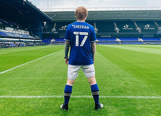 Ed Sheeran se stal sponzorem anglického fotbalového klubu Ipswich Town, kterému...