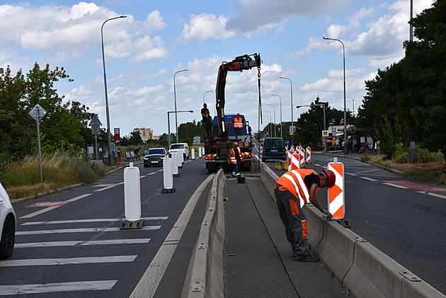 <p>V souladu s pražským „letním vysprávkovým trendem“ začala také modernizace páteřní vozovky v Tupolevově ulici v Letňanech tzv. Tupolevky.A tak autobusy městské hromadné dopravy i ostatní řidiči mají na čas ztíženou dopravní obslužnost. </p>