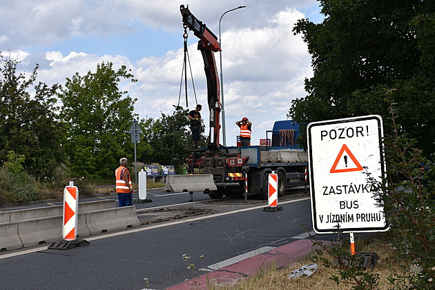 <p>V souladu s pražským „letním vysprávkovým trendem“ začala také modernizace páteřní vozovky v Tupolevově ulici v Letňanech tzv. Tupolevky.A tak autobusy městské hromadné dopravy i ostatní řidiči mají na čas ztíženou dopravní obslužnost. </p>