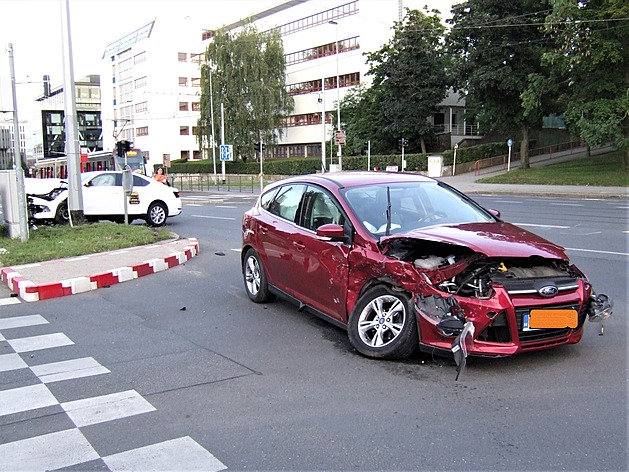 <p>Sobo tní večer, minimální dopravní ruch, přesto došlo k čelní srážce dvou automobilů na Evropské třídě.Fotografováno: 31. července 2021, 20:30 hod.</p>