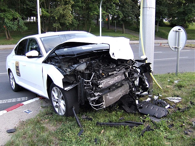 <p>Sobotní večer, minimální dopravní ruch, přesto došlo k čelní srážce dvou automobilů na Evropské třídě.Fotografováno: 31. července 2021, 20:30 hod.</p>