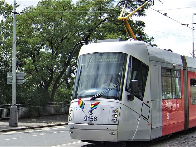 <p>V Praze se koná festival Prague Pride. Duhově jsou ozdobené i tramvaje.</p>