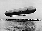 První Zeppelinova vzducholo LZ 1 nad Bodamským jezerem