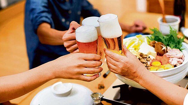 Ke grilování na zahradě patří i správně načepované pivo. Ke grilování na zahradě patří i správně načepované pivo.