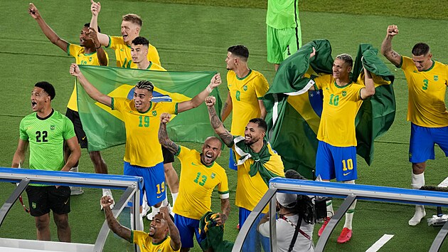 Brazilští fotbalisté se radují z finálové výhry nad Španělskem a obhajoby... Brazilští fotbalisté se radují z finálové výhry nad Španělskem a obhajoby...