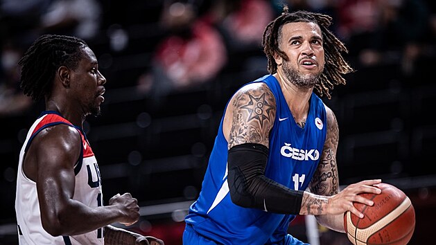Český křídelník Blake Schilb (vpravo) v zápase se Spojenými státy. Brání ho... Český křídelník Blake Schilb (vpravo) v zápase se Spojenými státy. Brání ho...