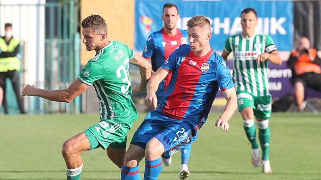 Tomáš Necid v barvách Bohemians se snaží obelstít plzeňského stopera Jakuba... Tomáš Necid v barvách Bohemians se snaží obelstít plzeňského stopera Jakuba...