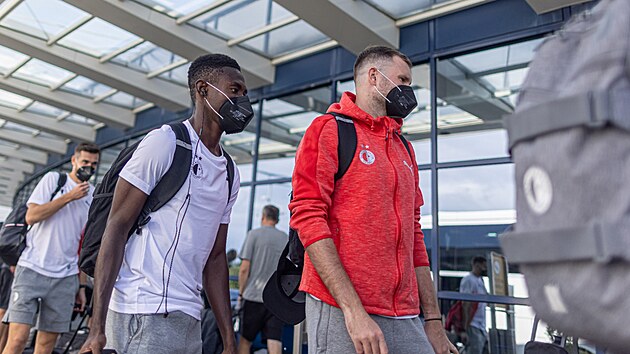 Slávističtí fotbalisté na pražském letišti před odletem do Budapešti na utkání... | na serveru Lidovky.cz | aktuální zprávy Slávističtí fotbalisté na pražském letišti před odletem do Budapešti na utkání... | na serveru Lidovky.cz | aktuální zprávy