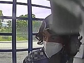 Sokolovští policisté hledají ženu, která vybírala peníze z cizího účtu. Sokolovští policisté hledají ženu, která vybírala peníze z cizího účtu.