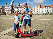 Koloběžky si můžete půjčit poté, co si stáhnete do mobilu aplikaci. Koloběžky si můžete půjčit poté, co si stáhnete do mobilu aplikaci.