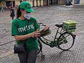 Kolportéři rozdávají deník Metro v ulicích.