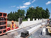 Práce na opravě přeloučského mostu potrvají ještě necelý měsíc. Práce na opravě přeloučského mostu potrvají ještě necelý měsíc.