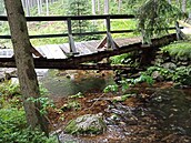 Poškozený mostek na turistické cestě z Obřího do Modrého dolu v Krkonoších Poškozený mostek na turistické cestě z Obřího do Modrého dolu v Krkonoších