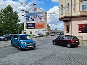 V části Mikulášského náměstí v Plzni, kde do něho ústí Mikulášská ulice, má... V části Mikulášského náměstí v Plzni, kde do něho ústí Mikulášská ulice, má...