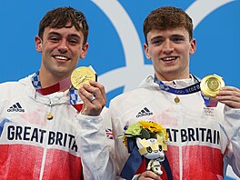 Tom Daley a Matty Lee po zisku zlatých medailí v synchronizovaných skocích do...