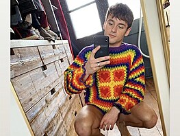 Tom Daley ve svetru, který si sám utrikoval. (2021)