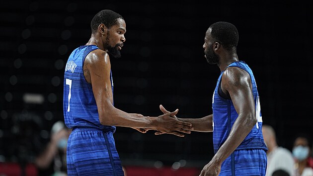 Amerit basketbalist Kevin Durant (vlevo) a Draymond Green slav vhru nad panlskem.