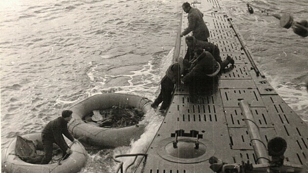 Ztroskotan letci RAF nastupuj na palubu ponorky U-206. (26. srpna 1941)