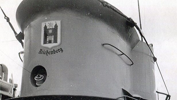 V ponorky U-206 se znakem msta Reichenberg  Liberec. Pro tuto vrobn srii ponorek VIIC byl charakteristick izoltor antny pod znakem.
