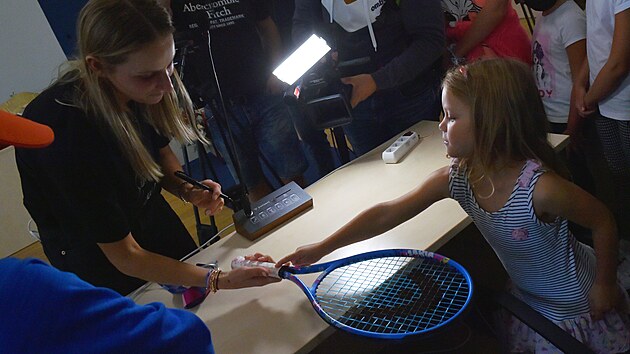 Tenistka Markta Vondrouov se setkala na sokolovsk radnici se zstupci veden msta a s malmi tenisty z mstnho klubu, ve kterm ped osmncti lety zanala. (3. srpna 2021)