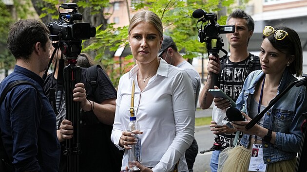 Ljubov Sobolov pichz k moskevskmu soudu. (2. srpna 2021)