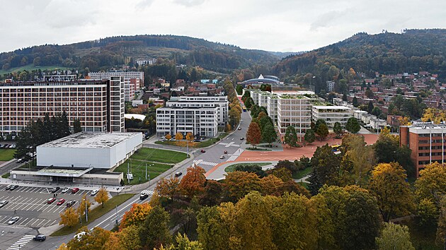 Území pod sportovní halou (na snímku vpravo) ve Zlíně se zastaví budovami.