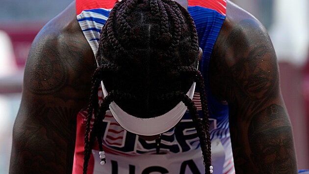 Americk tafeta na 4x100 metr pekvapiv neprola do boj o medaile, v rozbzch byla nejrychlej Jamajka. Zklaman finiman americk tafety Cravon Gillespie na snmku. (5. srpna 2021)