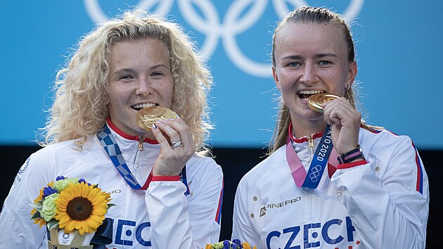 Kateřina Siniaková (vlevo) a Barbora Krejčíková pózují se zlatımi medailemi ze čtyřhry na olympijskıch hrách v Tokiu.
