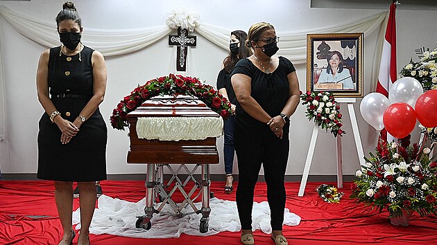 Tm njemnch vrah zabil bvalou honduraskou politiku Carolinu Echeverraovou v pestrojen za zdravotnick tm. (26. ervence 2021)