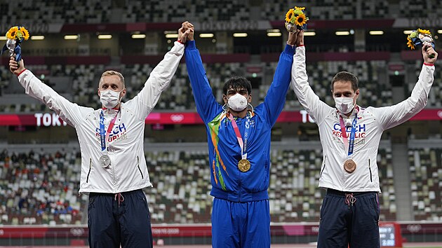 Zlat medailista Neeraj Chopra z Indie (uprosted), stbrn Jakub Vadlejch (vlevo) a bronzov Vtzslav Vesel z esk republiky pi slavnostnm vyhlen vtz v hodu otpem na LOH 2020. Sobota 7. srpna 2021, Tokio