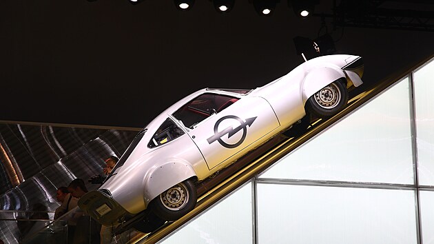 V roce 1971 se na Hockenheimringu vytvoil pravnuk Adama Opela Georg von Opel se speciln upravenm Opelem GT s elektrickm pohonem est svtovch rychlostnch rekord pro elektrick auta.